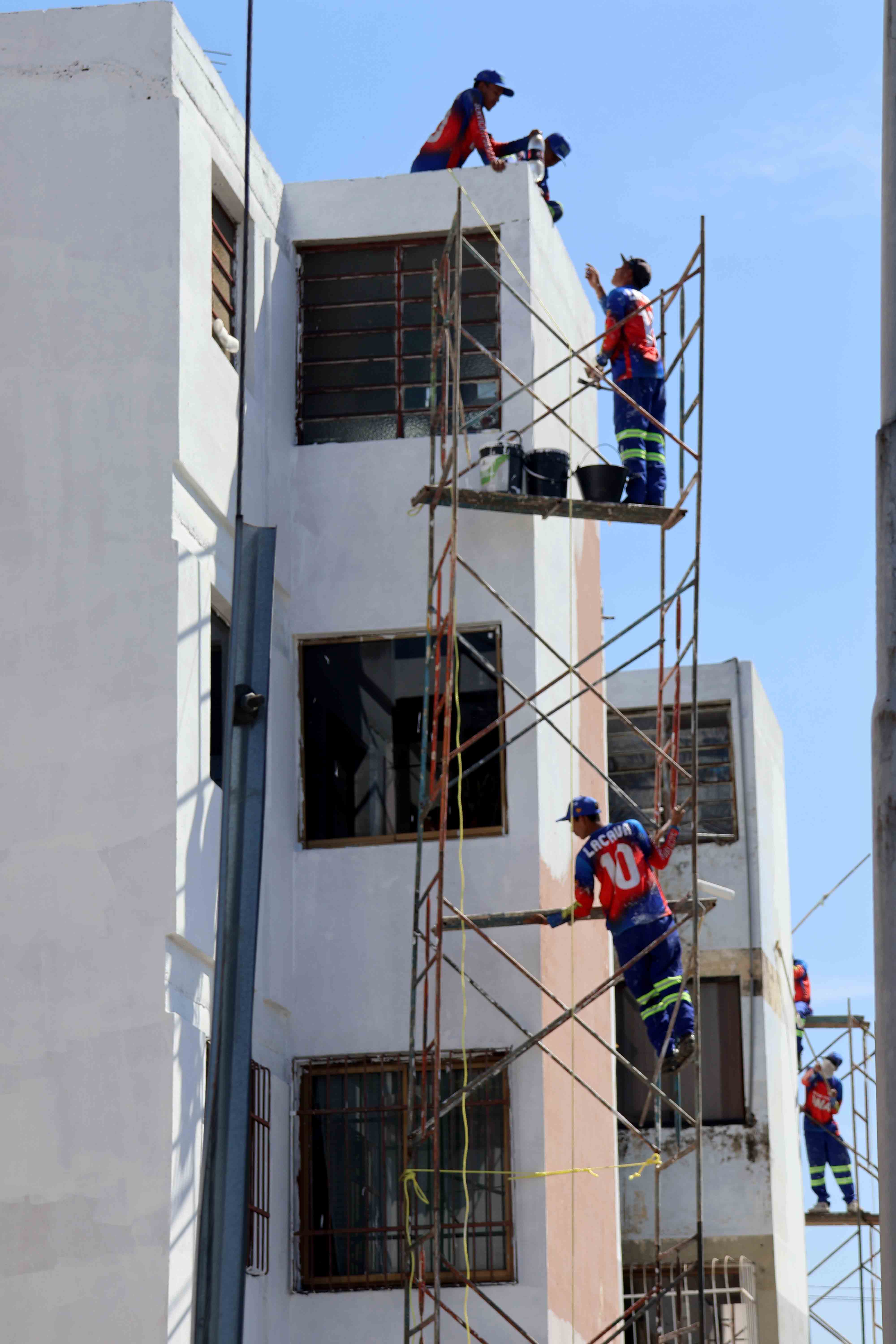 5 Arrancan trabajos de pintura en edificios El Palotal de Valencia