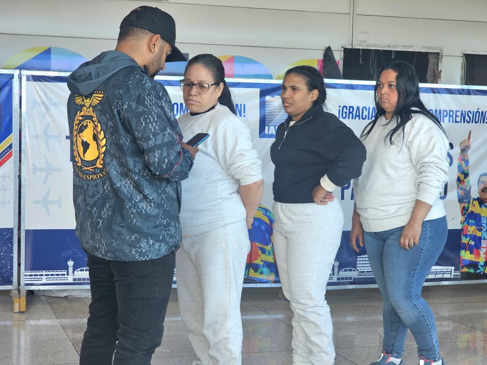 Aterrizó vuelo 126 de la Gran Misión Vuelta a la Patria con 131 migrantes venezolanos repatriados desde EEUU (2)