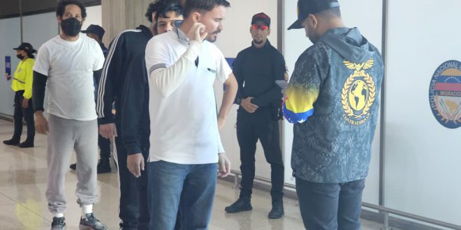 Aterrizó vuelo 126 de la Gran Misión Vuelta a la Patria con 131 migrantes venezolanos repatriados desde EEUU (3)