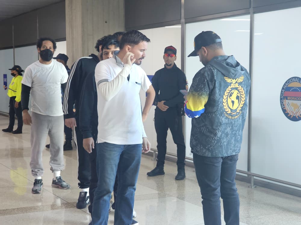 Aterrizó vuelo 126 de la Gran Misión Vuelta a la Patria con 131 migrantes venezolanos repatriados desde EEUU (3)